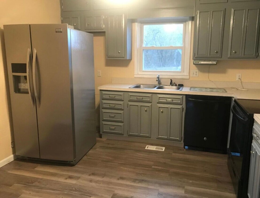 Building Photo - 3 bed/2 bath
