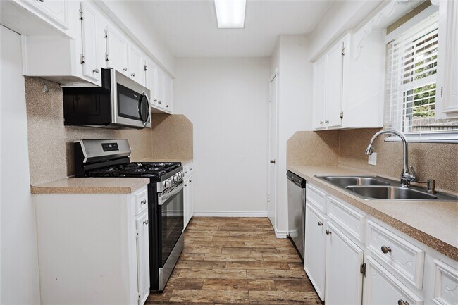 Foto del edificio - 182 Greenleaf Ln