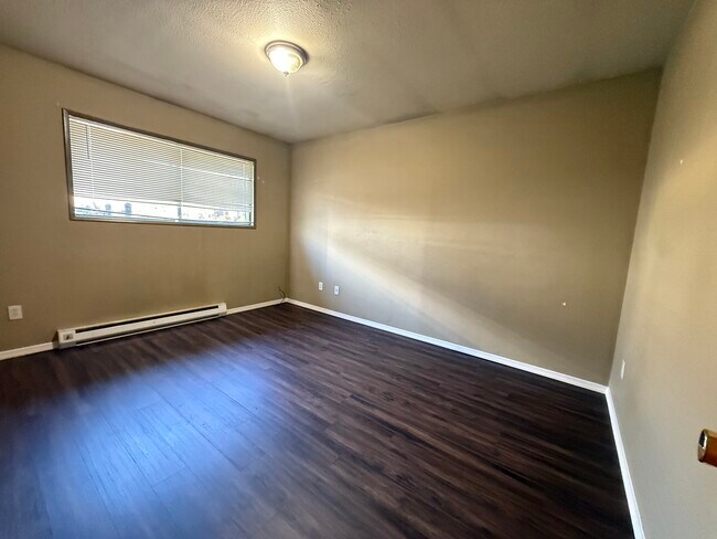 Foto del edificio - 4323 N Commercial Ave