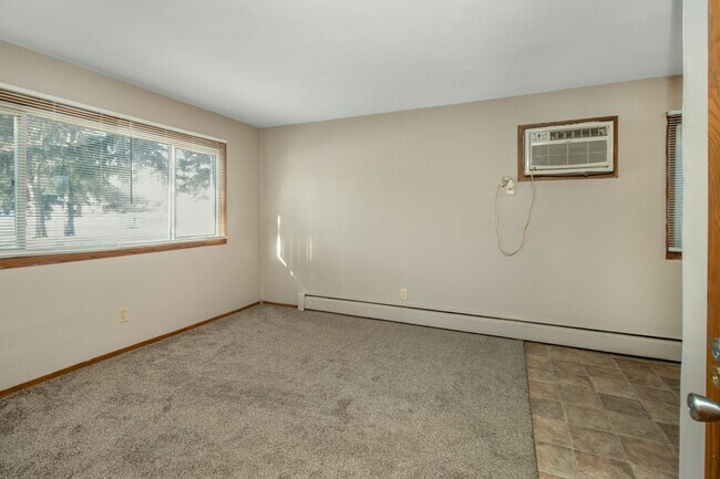 Foto del edificio - 2 Bed/1 Bath Apart- Off-Street Parking- Near Cub Foods- Available May 1