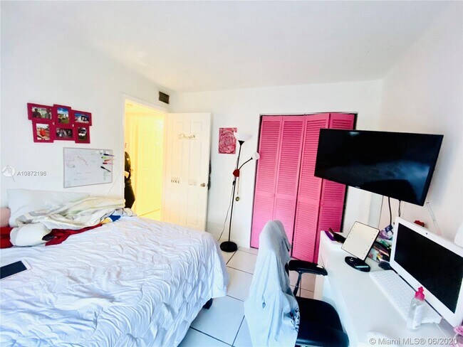 Building Photo - 422 NE 210th Cir Terrace