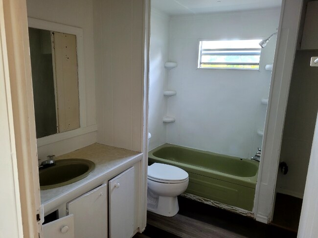 Foto del edificio - 205-437 Holt Ave