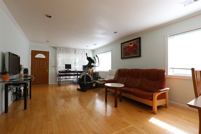 Foto del edificio - 4595 McCoy Ave