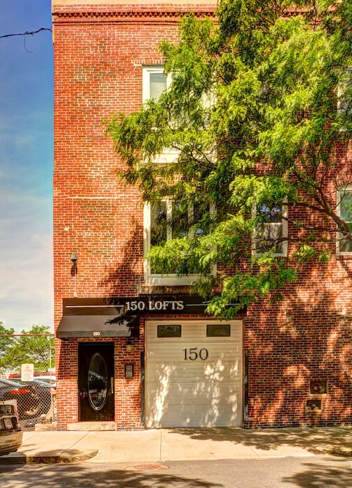 Beautiful Brick building with well-lit entrance and electronic entry system. - 150 Liverpool Street