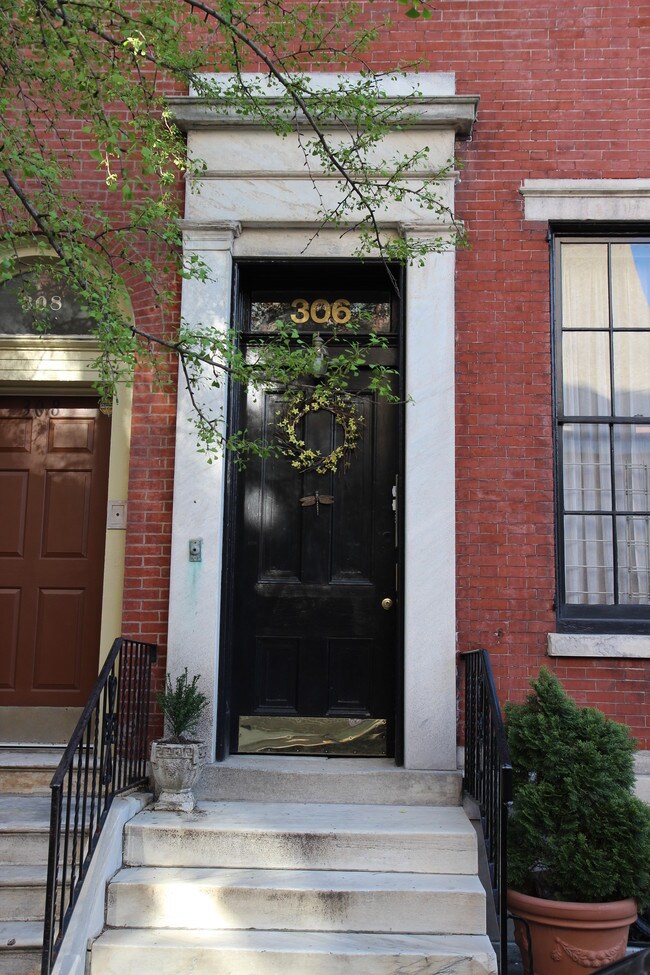 Building Photo - 306 S 10th St