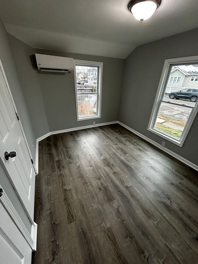 Foto del edificio - CUTE 1 BEDROOM HOUSE WITH PRIVATE FENCED BACKYARD QUIET STREET