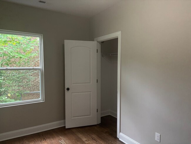 Building Photo - 3 Bedroom 1 Bathroom Fully Renovated House...
