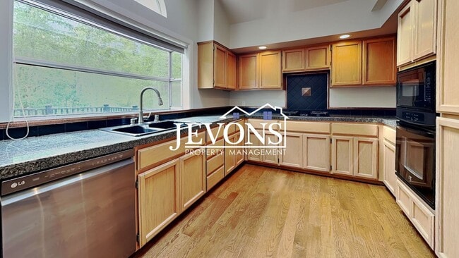 Building Photo - Spacious 4-bedroom home minutes from Lake ...