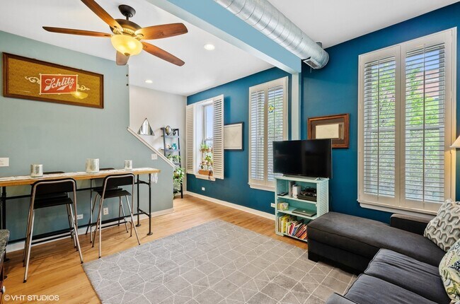 Building Photo - 1510 N Greenview Ave