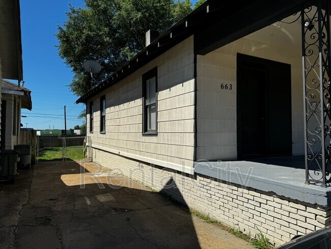 Building Photo - 663 E Mallory Ave