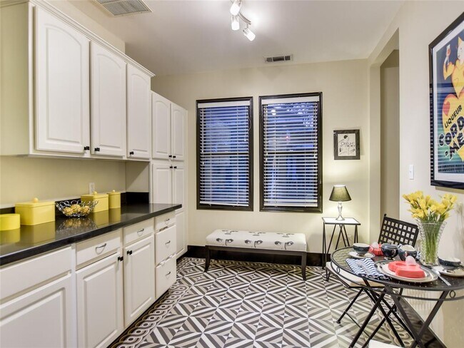 Foto del edificio - 1317 Kenwood Ave