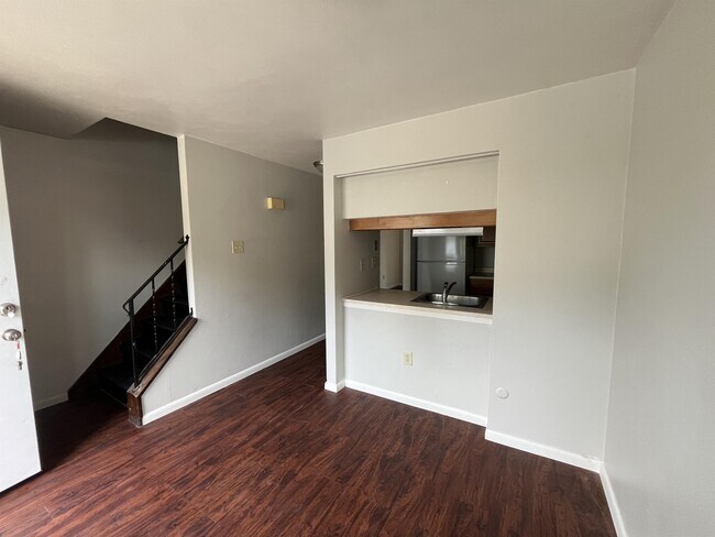 Building Photo - 353 Dersam St