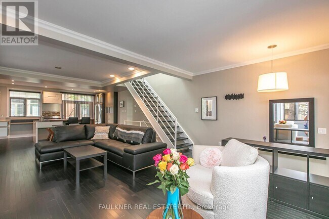 Building Photo - 403A Echo Dr