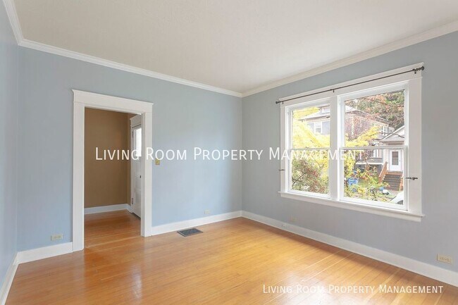 Building Photo - Charming Buckman Single-Family home with D...