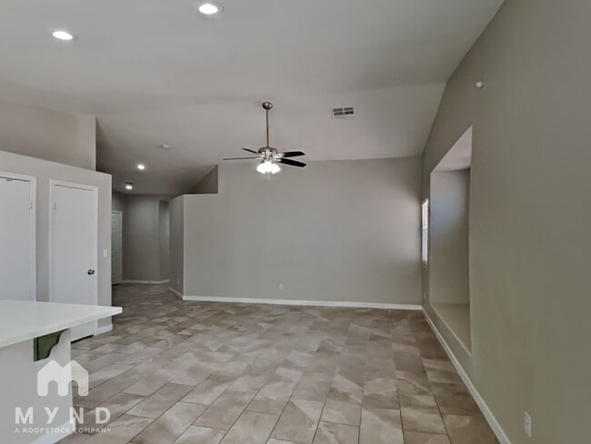 Building Photo - 423 Regal Robin Way