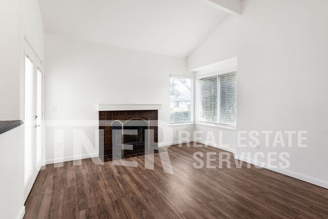 Building Photo - Experience the Perfect Blend of Comfort an...