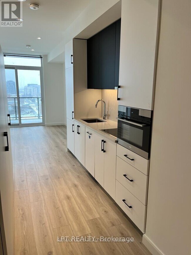 Photo du bâtiment - 741 King St W