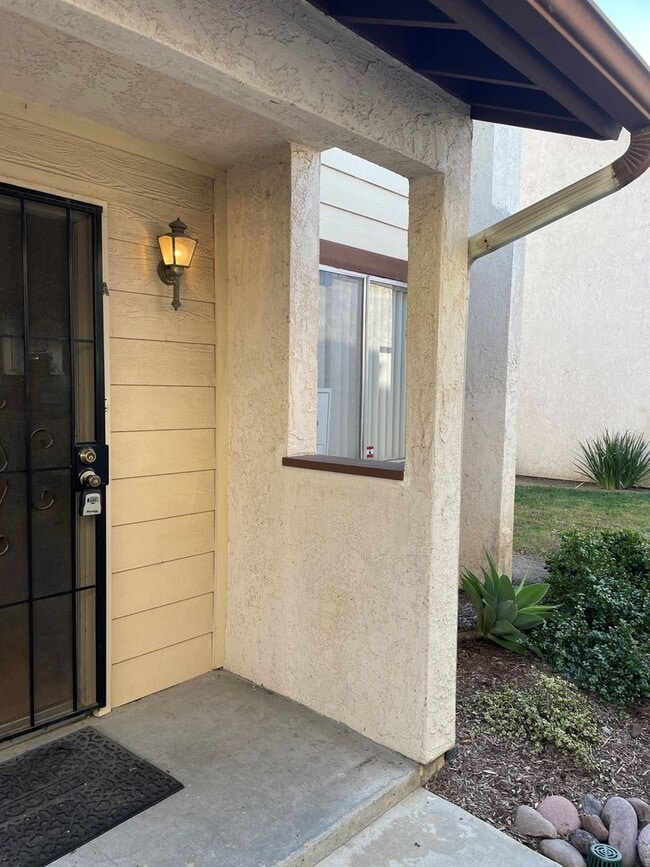 Building Photo - Quiet 2 bed/ 1.5 bath townhome in a gated ...
