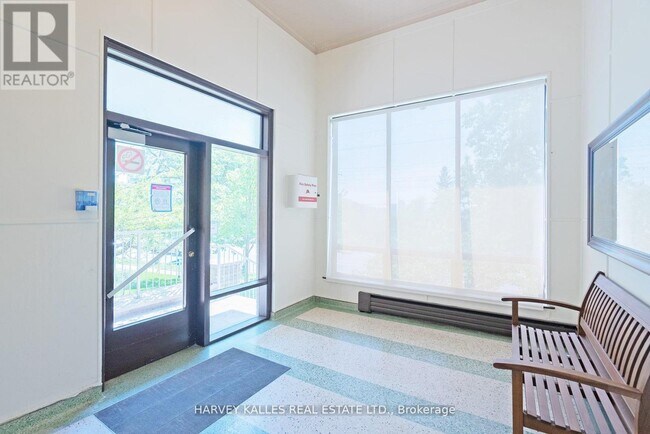 Photo du bâtiment - 1751 Victoria Park Ave