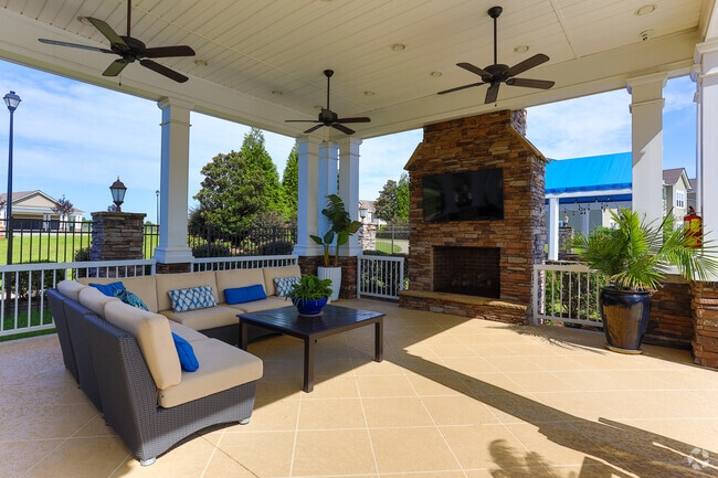 Poolside Lounge - Chatham Parke