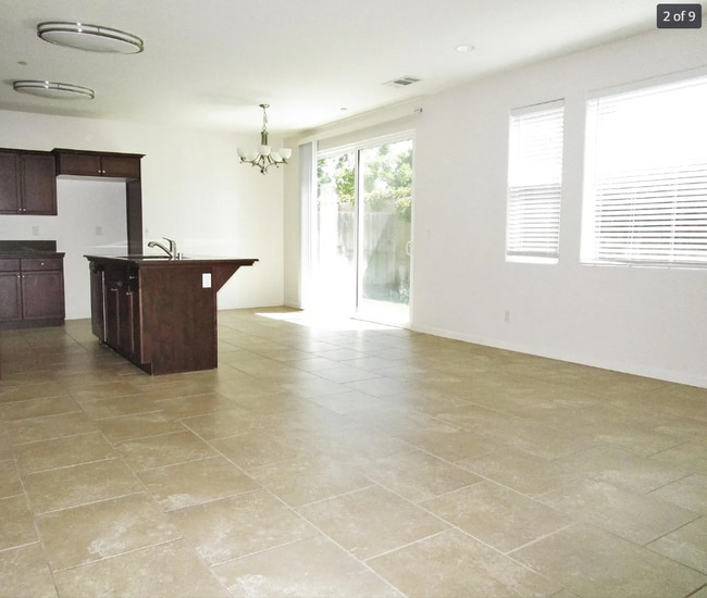 Foto del edificio - 2315 Warhol Ave