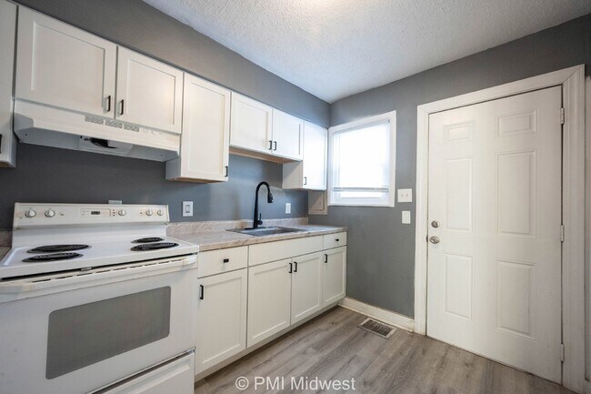 Foto del edificio - "Charming 2-Bedroom Retreat in Indianapolis – Cozy 900 Sq Ft Living!"