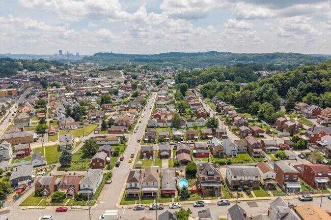 Foto del edificio - Newly renovated 3 bedroom home in McKees Rocks available now!