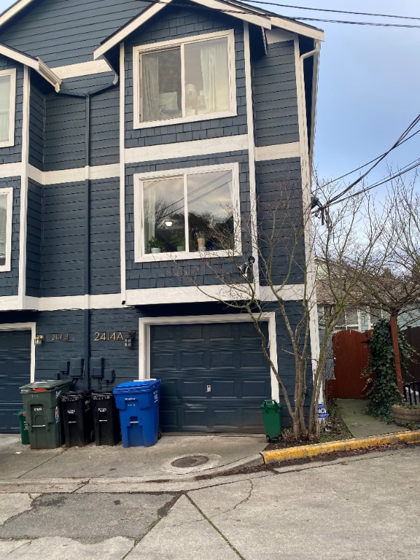 Building Photo - 2414 SW Holden St