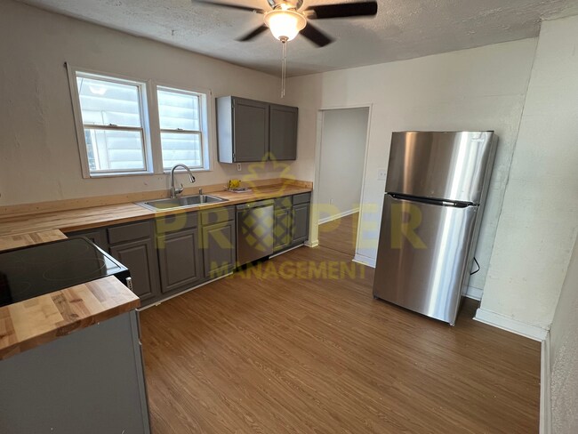 Building Photo - 4 bedrooms 1 bathroom house for rent