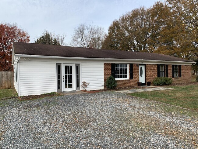 Building Photo - 920 Chalet Dr