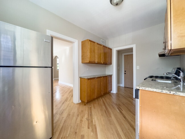 Building Photo - 890 Green Bay Rd