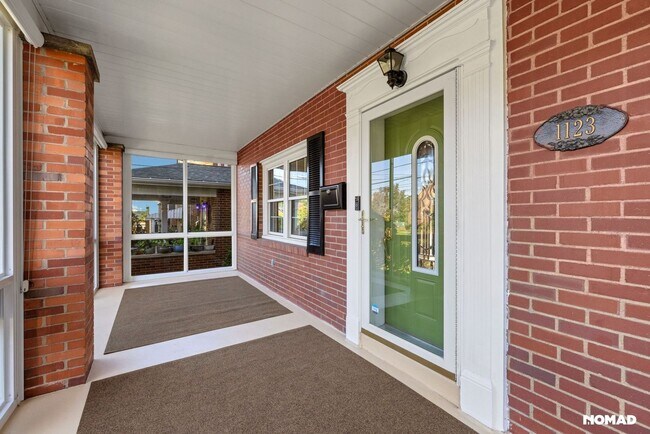 Building Photo - 3 Bedroom Completely Remodeled Single Fami...