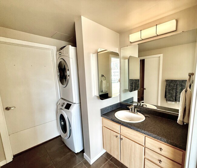 Tocador de baño y lavandería - 1475 Delgany St