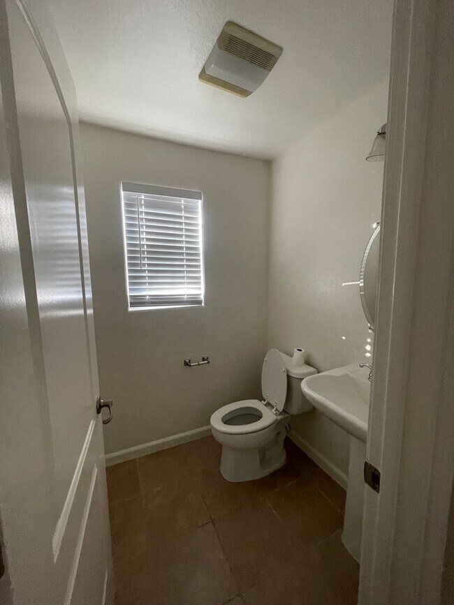 Foto del edificio - 8143 Carlisle Way