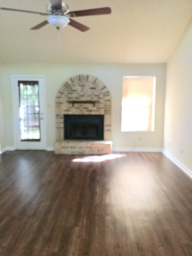 Foto del edificio - 2/1 Conveniently located off Miccosukee Road inside Capital Circle