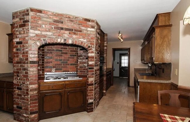 Building Photo - 5 Bed / 4 Bath in South Tulsa!