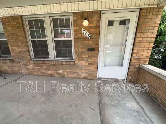 Building Photo - 709 E 49th St