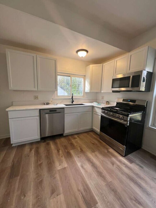 Foto del edificio - Updated 3-Bedroom Single-Family Home in th...