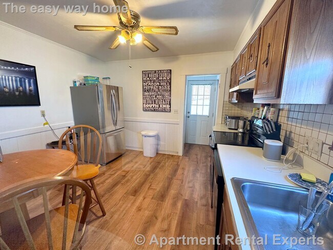 Building Photo - East Arlington 2 Bedroom - Parking - Well ...