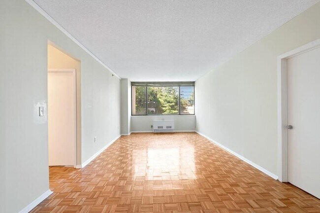 Building Photo - 45 River Dr S