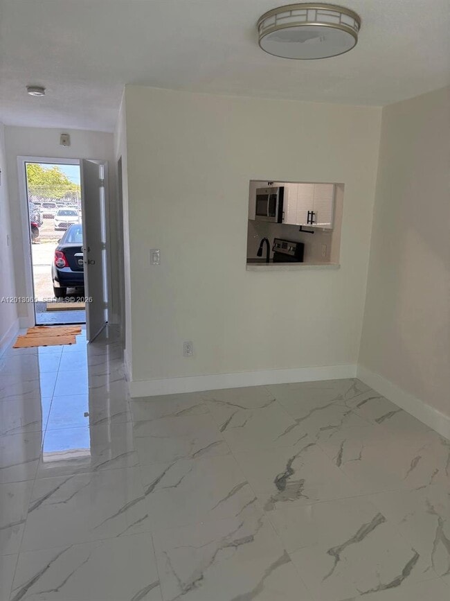 Foto del edificio - 4298 NW S Tamiami Canal Dr