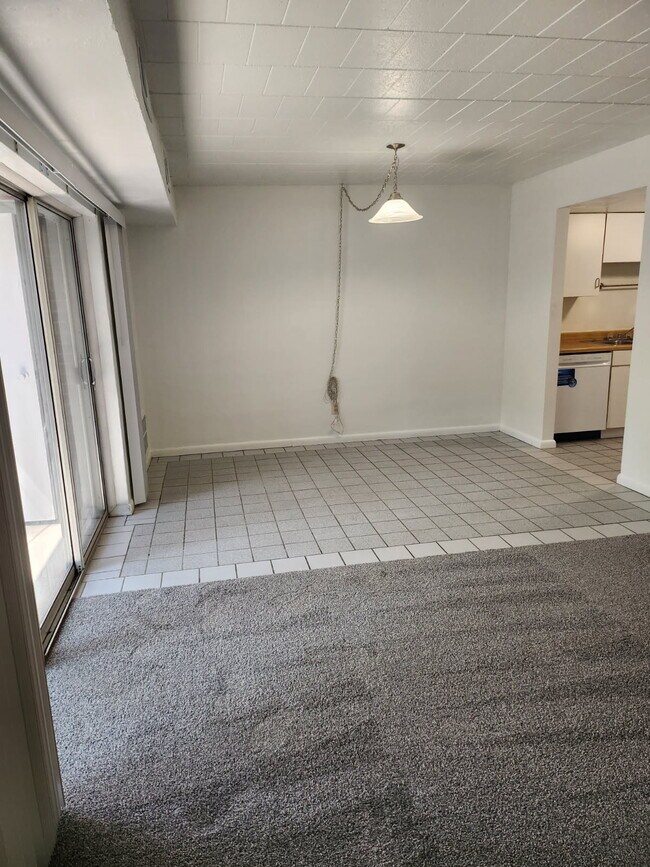 Comedor Bristol con balcón y vistas, amplio apartamento de 1 dormitorio. - The Bristol