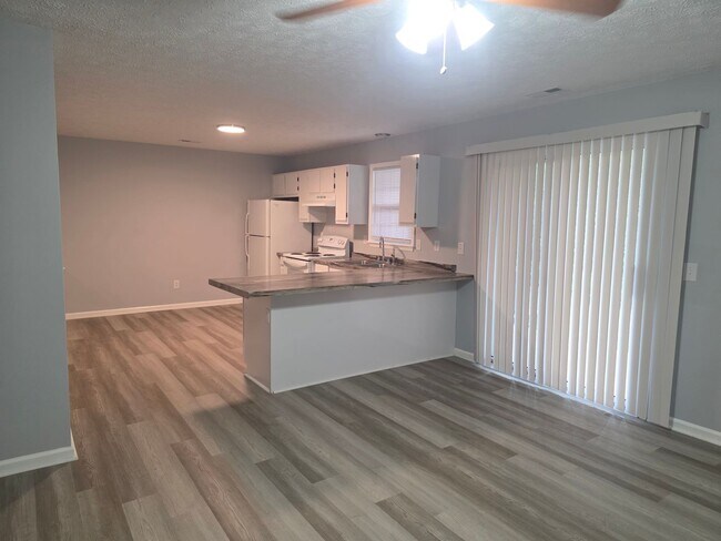 Foto del edificio - 2 Bedroom, 1 bath apartment - Downstairs Unit