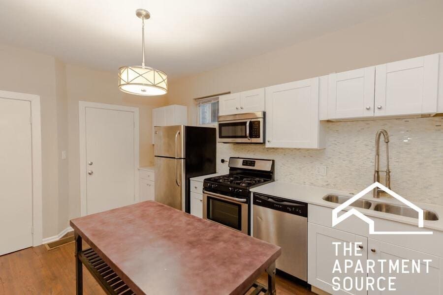 Photo - 2445 N Clybourn Ave (Chicago, IL)