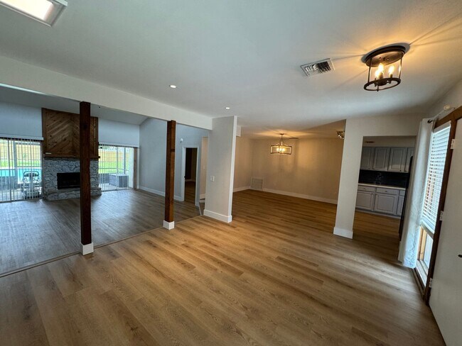 Foto del edificio - Tropical Elegance in East Orlando: A Priva...