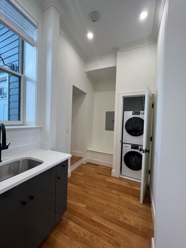Building Photo - Gorgeous unit in Beacon hill