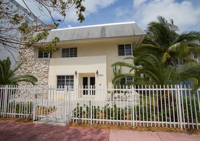 Front photo - 1995 Bay Dr