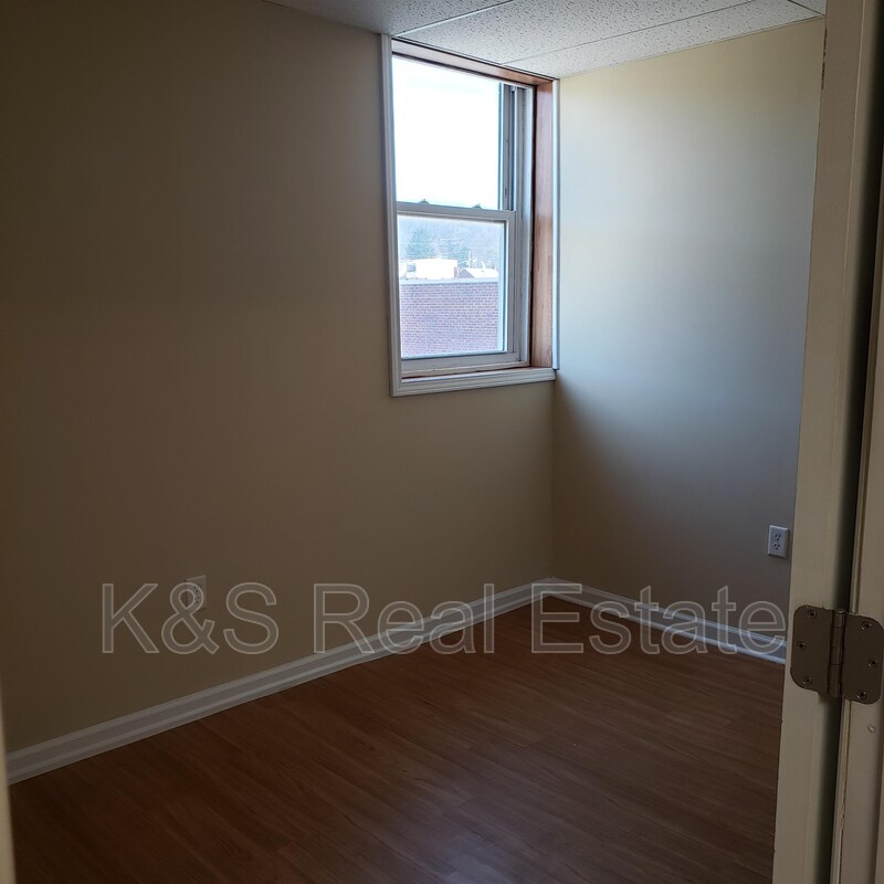 1605 Lincoln Way, White Oak, PA 15131 Condo for Rent in White Oak, PA