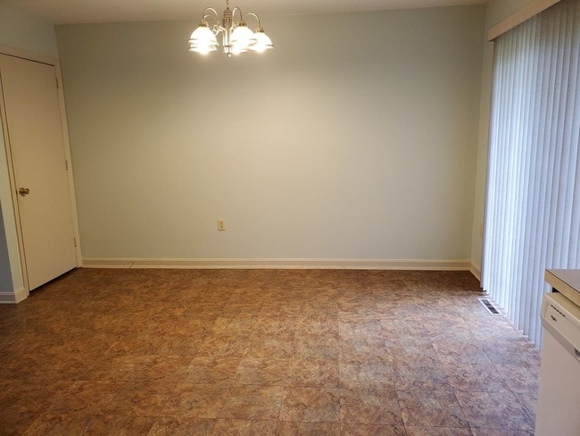 Building Photo - 3 br, 1.5 bath House - 470 Dohner Dr.