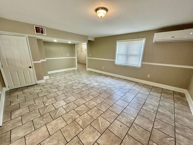 Building Photo - UKB325